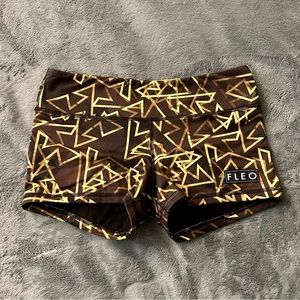 fleo gold triangles 3.25 contour shorts - L